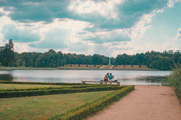 Zwei Personen rasten an einem See im Sommer