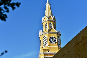 Torre del reloj público de Cartagena, un símbolo representativo de la ciudad.