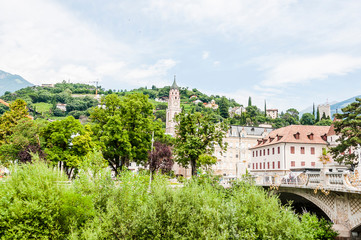 Fototapeta premium Meran, St. Nikolaus, Kirche, Pfarrkirche, Altstadt, Kurpromenade, Postbrücke, Vinschgau, Südtirol, Sommer, Italien
