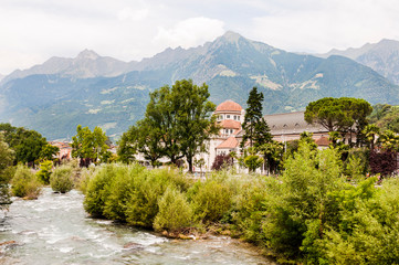 Fototapeta na wymiar Meran, Passer, Passerpromenade, Kurhaus, Fluss, Uferweg, Berge, Vinschgau, Südtirol, Sommer, Italien