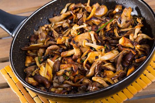 Image of mushrooms roasted on skillet