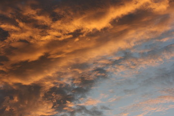 Fototapeta na wymiar sunset with brown clouds 