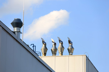 Fabryczne systemy klimatyzacji i wentylacji na dachu, prace blacharskie.