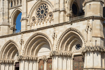 Fototapeta na wymiar Panoramic of the medieval arches and rose window of the Cathedral of Cuenca, Spain, Europe