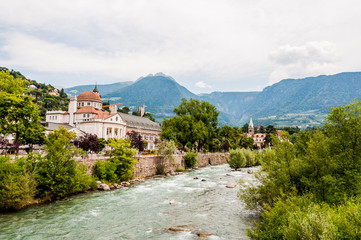 Fototapeta na wymiar Meran, Passer, Passerpromenade, Kurhaus, Fluss, Uferweg, Vinschgau, Etschtal, Südtirol, Sommer, Italien
