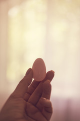Obraz premium Woman holds yoni egg in hand