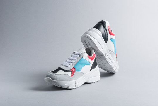 Zapatillas de deporte para mujeres, moda vintage, fondo gris, de cerca. Espacio para texto