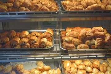 Backwaren Croissants Brötchen in Vitrine