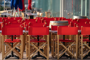 Terrasse au soleil avec des chaises rouges