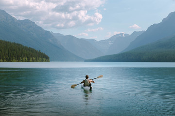 Kayaker in Mountains - obrazy, fototapety, plakaty