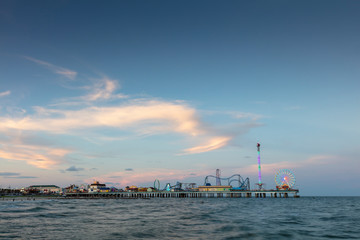 Naklejka premium Amusement park on the pier