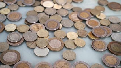 coin counting, counting the metal Turkish lira