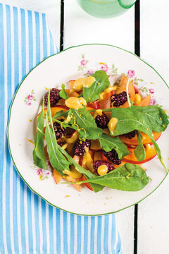 Carpaccio de pelones con moras