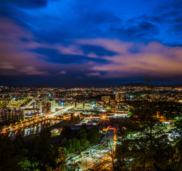 Nocny widok na Oslo stolicę Norwegii - obrazy, fototapety, plakaty
