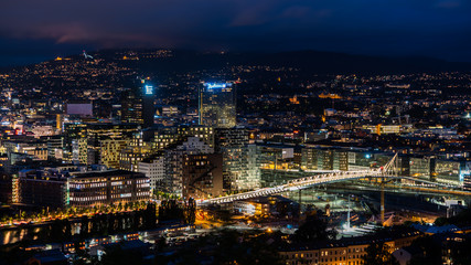 Nocny widok na Oslo stolicę Norwegii - obrazy, fototapety, plakaty