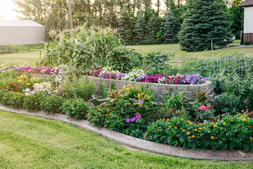 multi tier home house curb appeal Flower beds garden Blooming in the Spring Summer at a home  - obrazy, fototapety, plakaty