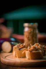 Comida berenjenas y pan 