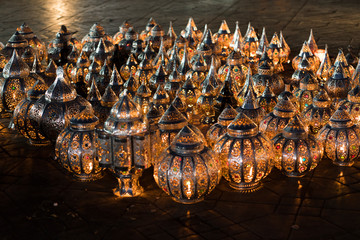 lampen auf der strasse von marrakesh 