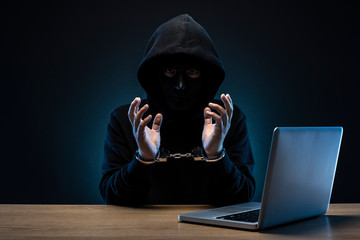 手錠をかけられた仮面の男