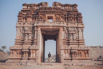 Aventurero explorando en solitario ruinas en India