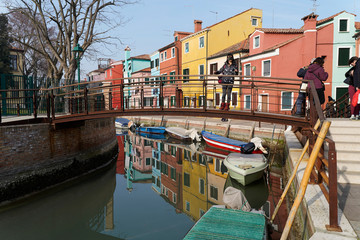 Fototapeta na wymiar Kanal mit farbiger Häuserfront, Burano, Venedig, Venetien, Italien, Europa