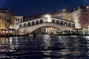 Rialto Brücke, Canal Grande bei Nacht, Venedig, Venetien, Italien