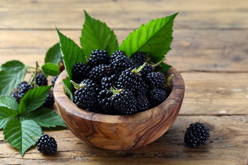 More frutta di stagione con foglie su sfondo rustico