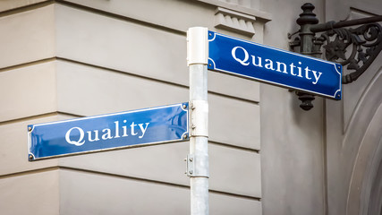 Obraz premium Street Sign to Quality versus Quantity