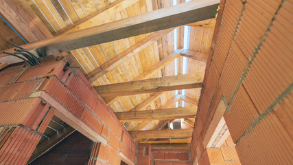 Rohbau-Blick rauf in den Dachstuhl