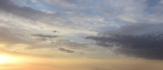 Fototapeta na wymiar Wolkenstimmung bei Sonnenaufgang - Hintergrund 