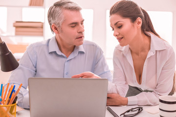 Obraz premium Man is distracted by looking at his young female colleague