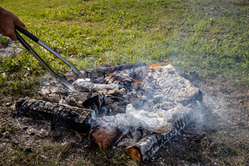 Brandgefahr durch offenes Feuer beim Picknick