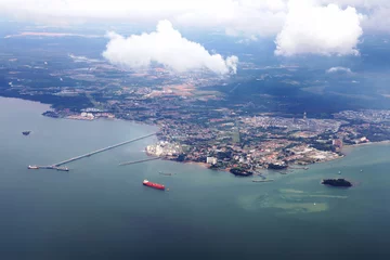 Gordijnen luchtfoto vanuit het vliegtuig met uitzicht op de haven of het havengebied van Kuala Lumpur, de hoofdstad van Maleisië © sizsus