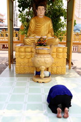 Vietnamese person praying Buddha