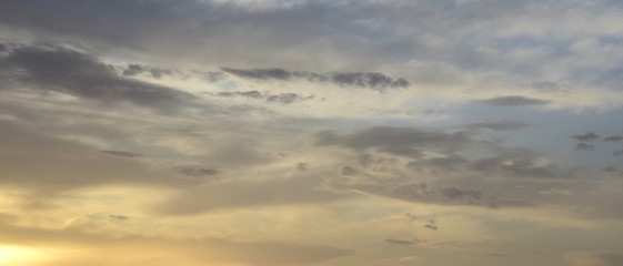 Wolkenstimmung bei Sonnenaufgang am Meer