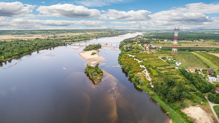 Wyspa na rzece. Krajobraz z lotu ptaka - rzeka Wisła i most w Annopolu.