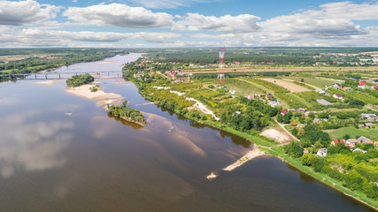 Krajobraz wiejski i rzeka Wisła widziane z lotu ptaka. Panorama z powietrza z rzeką i  polami uprawnymi.