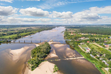 Krajobraz z lotu ptaka z rzeką Wisłą i terenami wiejskimi . Wyspa i most przez rzekę.