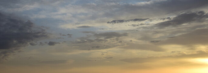 Wolkenstimmung bei Sonnenaufgang am Meer