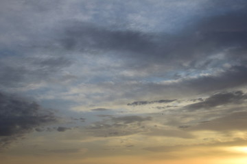 Wolkenstimmung bei Sonnenaufgang am Meer