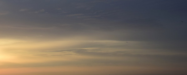 Naklejka na ściany i meble Faszinierende Wolkenbilder am Meer bei Sonnenaufgang