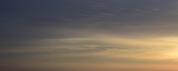 Naklejka na ściany i meble Wolkenstimmung bei Sonnenaufgang am Meer
