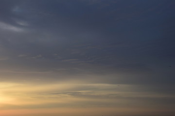 Wunderschöne Wolkenstimmung bei Sonnenaufgang am Meer