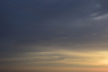 Wolkenstimmung bei Sonnenaufgang am Meer