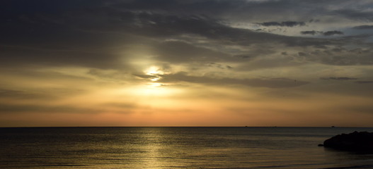 Sonnenaufgang über dem Meer nach einer Gewitternacht