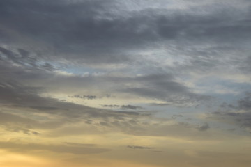 Wolkenstimmung bei Sonnenaufgang am Meer