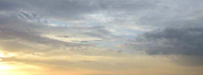 Wolkenstimmung bei Sonnenaufgang am Meer