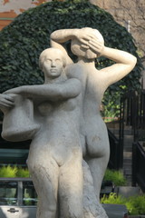 Fototapeta na wymiar zwei Frauen Skulptur