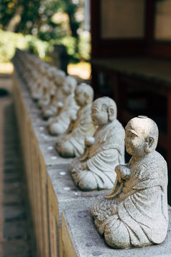 M&ouml;nchfiguren in einer Reihe