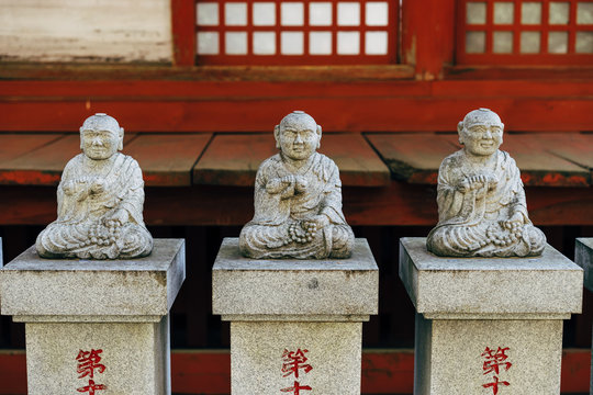 Buddha-Figuren in einer Reihe in einem Schrein in Japan